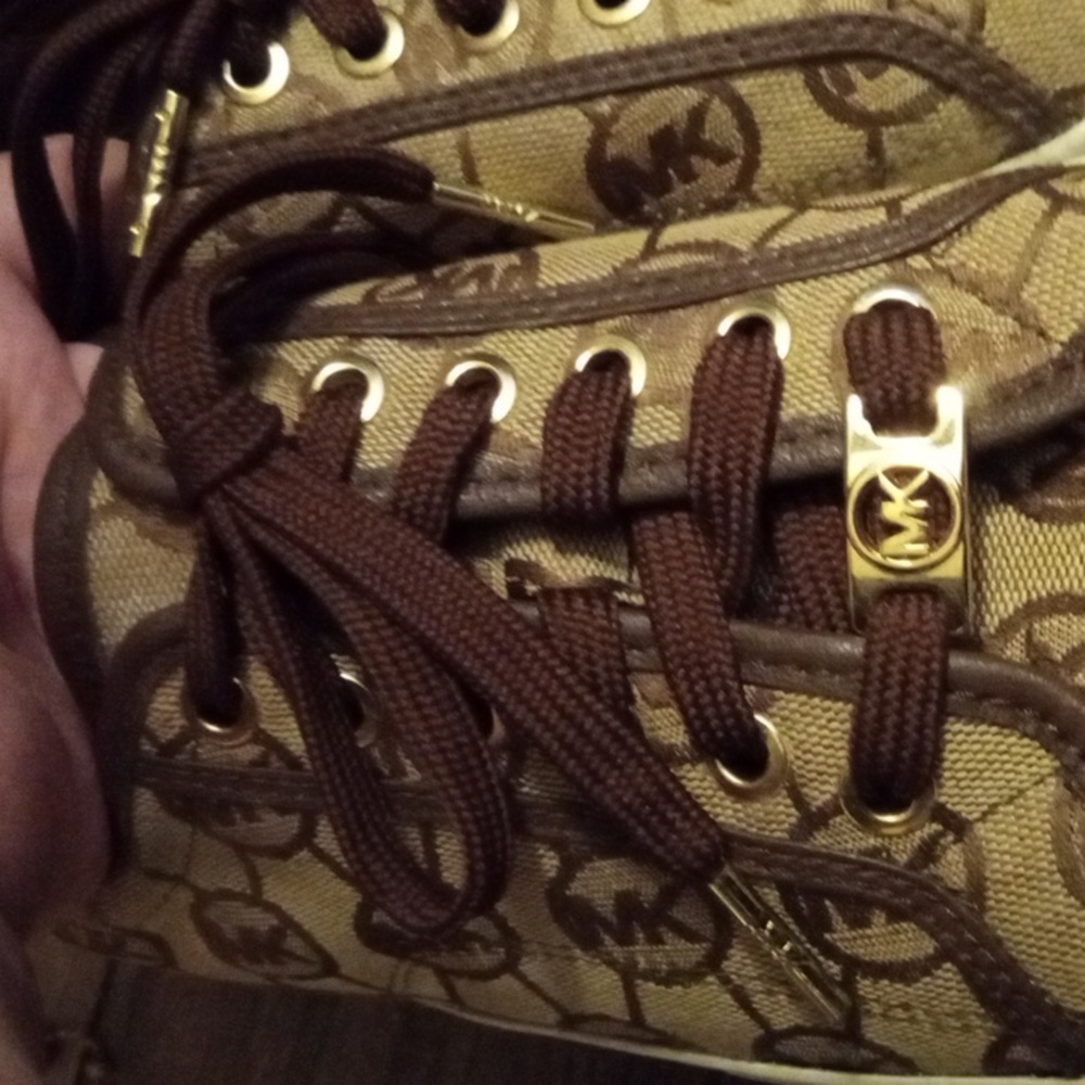 Michael Kors Tan/Brown Canvas Shoes . - Picture 4 of 7